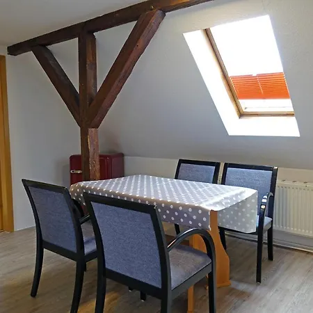 Citynahe Dachgeschosswohnung Fur Preisbewusste In Schwerin Apartmán